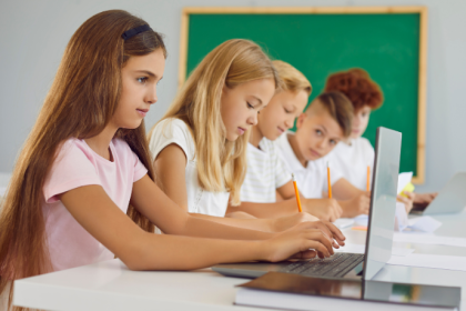 Como aproximar a sala de aula da indústria? Sérgio Bento De Araújo analisa como essa integração torna o ensino mais prático, atual e conectado ao mercado.