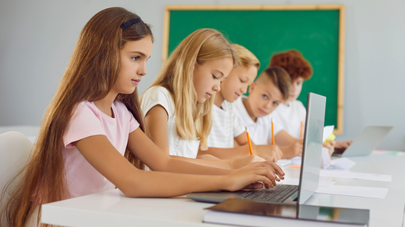 Como aproximar a sala de aula da indústria? Sérgio Bento De Araújo analisa como essa integração torna o ensino mais prático, atual e conectado ao mercado.