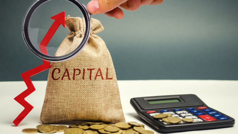 Renato de Castro Longo Furtado Vianna explica como a gestão eficiente do capital de giro em contratos públicos ajuda empresas a lidar com prazos de pagamento e manter previsibilidade financeira.