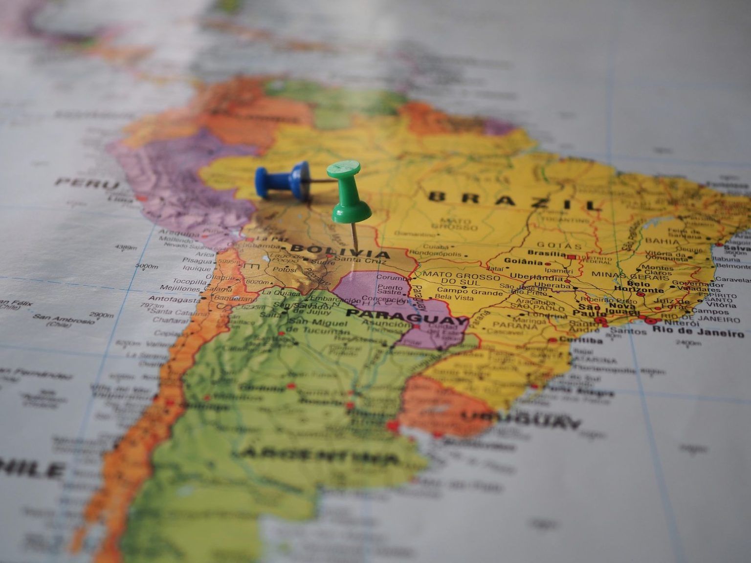 Mapa da América do Sul em close, com alfinetes indicando locais no Brasil e na Bolívia.