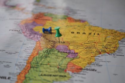 Mapa da América do Sul em close, com alfinetes indicando locais no Brasil e na Bolívia.