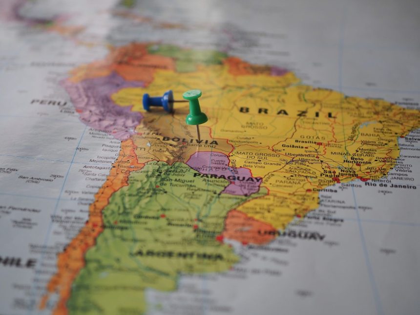 Mapa da América do Sul em close, com alfinetes indicando locais no Brasil e na Bolívia.