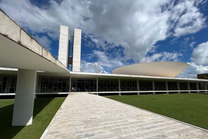 Vista externa do Congresso Nacional do Brasil sob céu claro, em Brasília.