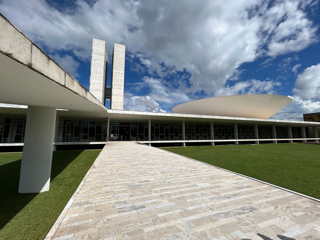 Vista externa do Congresso Nacional do Brasil sob céu claro, em Brasília.
